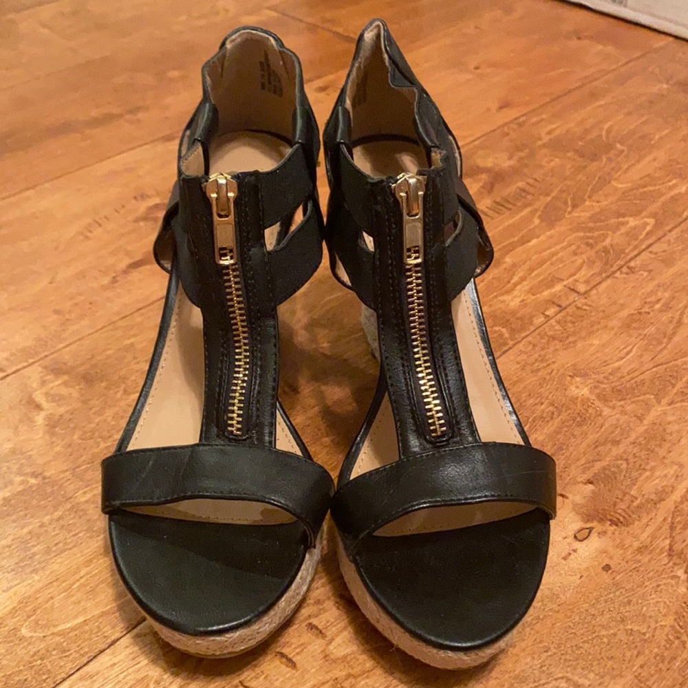 Black wedges
